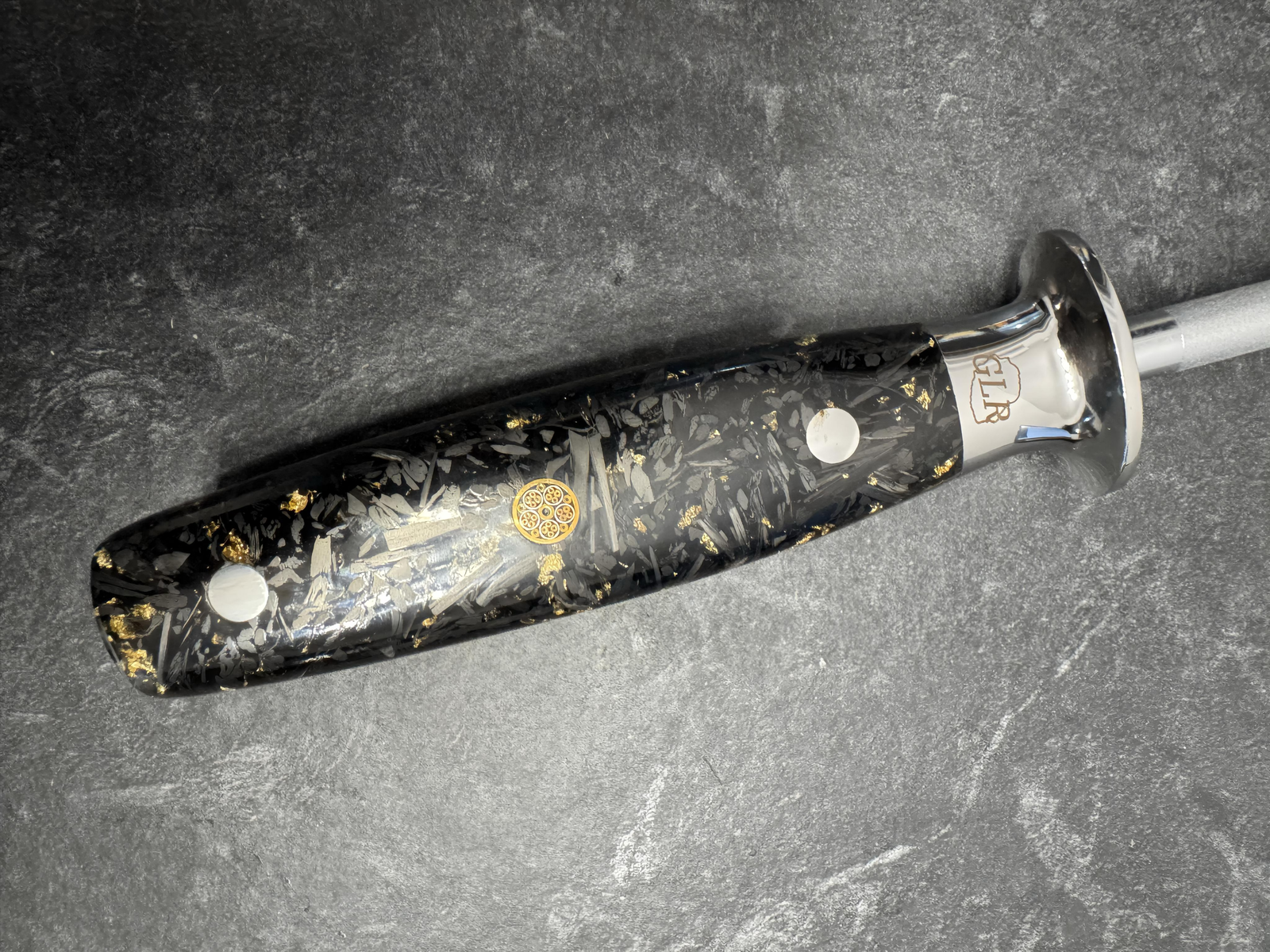 Couteaux et Affûteur avec manche en fibres de carbone et feuilles d'or imprégnés dans une résine transparente – Image 16